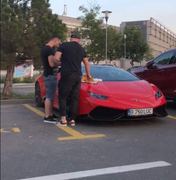 Băieții îndeasă adânc mâncarea în mujdei