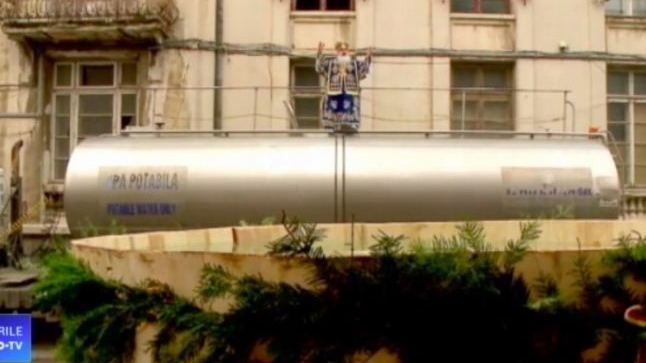 Imaginea zilei! Arhiepiscopul Teodosie s-a urcat pe cisterna de apă sfinţită pentru Bobotează