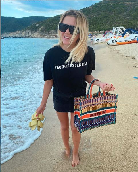 Mesajul de pe tricoul fostei asistente de la “Acces Direct” se traduce astfel: “Adevărul este scump” © Instagram