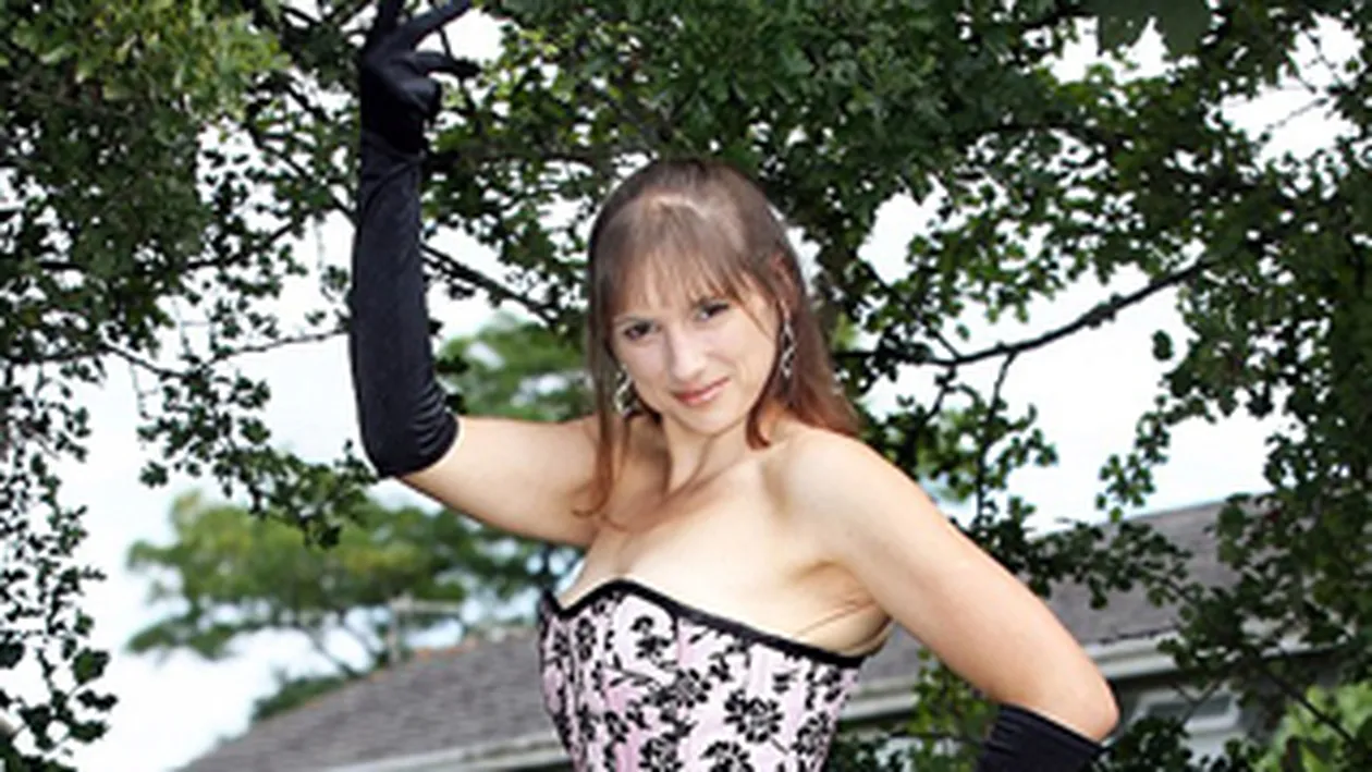 S-a facut dansatoare de cabaret si a slabit 57 de kilograme