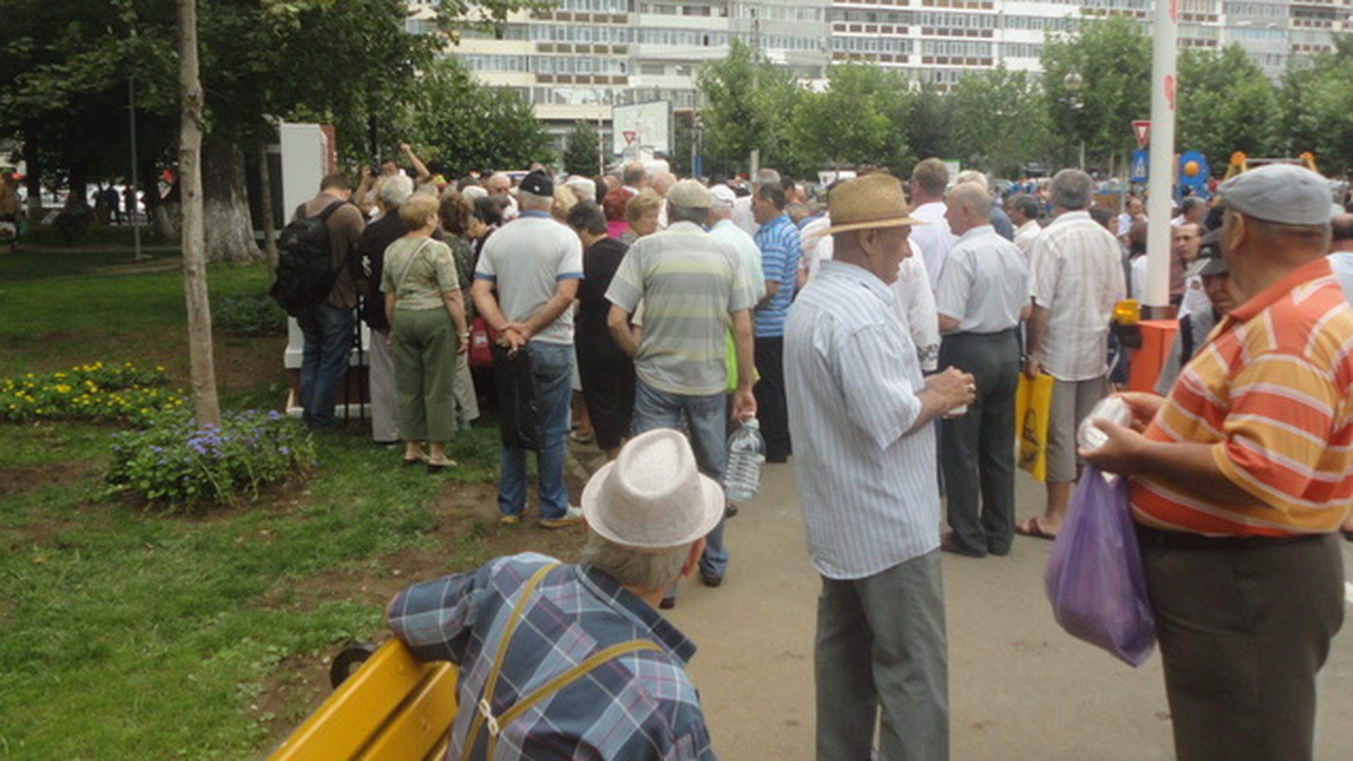 O plimbare in parc iti poate rezerva surprize. Vezi de unde poti sa iei, gratis, cea mai curata apa din Capitala!