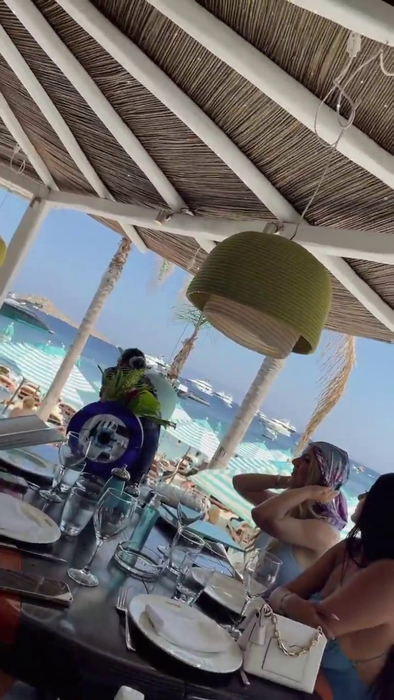Alin Cocoș și Monica Orlanda au plecat într-o vacanță de vis, în Grecia, alături de prieteni (sursa foto Instagram)