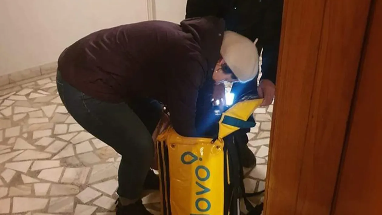 Ce a pățit Raluca din Iași după ce a comandat mâncare pe internet. Când a deschis ușa, a rămas fără cuvinte