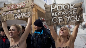 Trei tinere ucrainence au protestat topless la Davos!