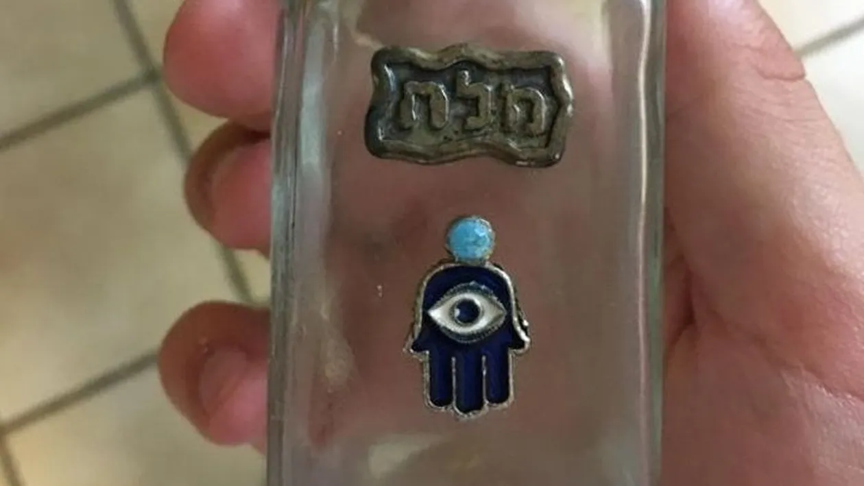 Am găsit această solniță în casa bunicului. Ce reprezintă cele două simboluri inscripționatate pe ea