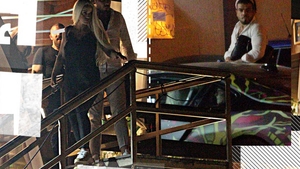 Anda Adam, prima apariție publică cu iubițelul care poartă bentiță roz! Cântăreața și-a oficializat relația într-un restaurant, alături de cei mai buni prieteni