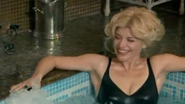 Loredana in costum de baie in jacuzzi! Vezi cum arata la 41 de ani!