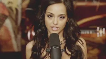 Daaaaaale Papi! Cum a ajuns sa arate Lariss, dezbracata la piscina!