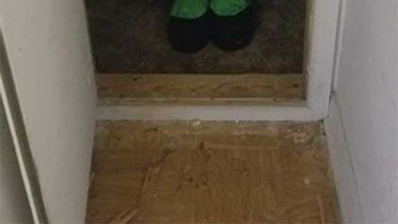 Și-a cumpărat o casă nouă și a găsit o ușă secretă. Când a deschis-o, a rămas fără cuvinte. Ireal ce era înauntru