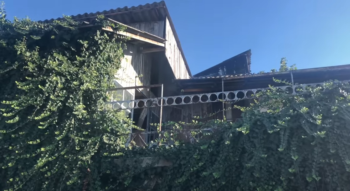 Ex-concurentul de la "Puterea Dragostei" și-a făcut curaj să filmeze în casa monstrului din Caracal