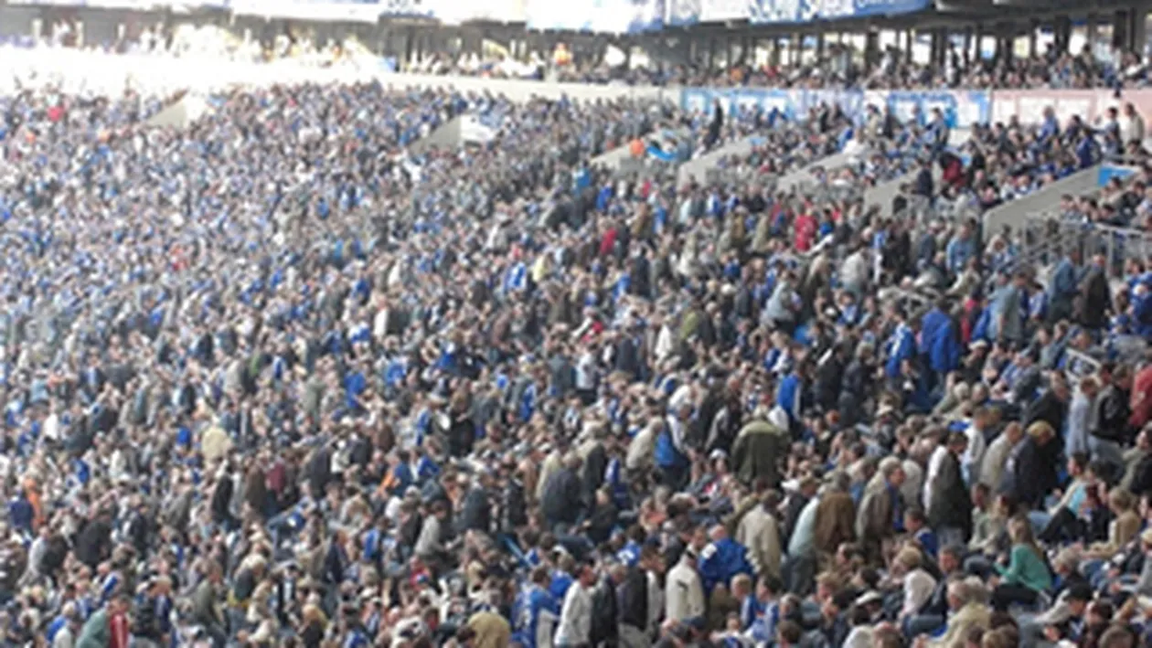Suporteri germani interzisi pe stadion, dupa ce au aruncat cu excremente in tribune