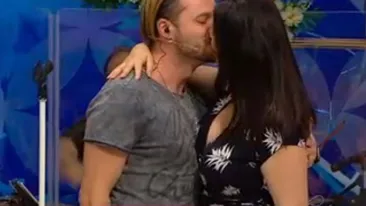 Gabriela Cristea, sedusă în direct de Tavi Clonda. Cu burta la gură, s-a mişcat natural în ritm de dans