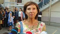 Cum s-a îmbrăcat Carmen Iohannis în prima zi de școală! Șoția președintelui a preluat o nouă generație de elevi. FOTO