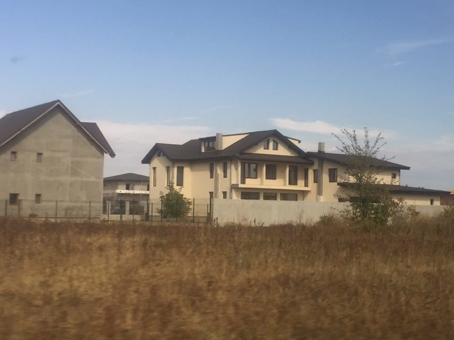 Gabriela Cristea şi Tavi Clonda s-au fotografiat lângă palatul de la Corbeanca. “Să sădeşti un pom, să construieşti o casă şi să…”