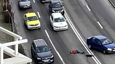 Un bărbat din Alba Iulia, în pericol să fie călcat de mașini, după ce a căzut. Nimeni nu a vrut să cheme poliția