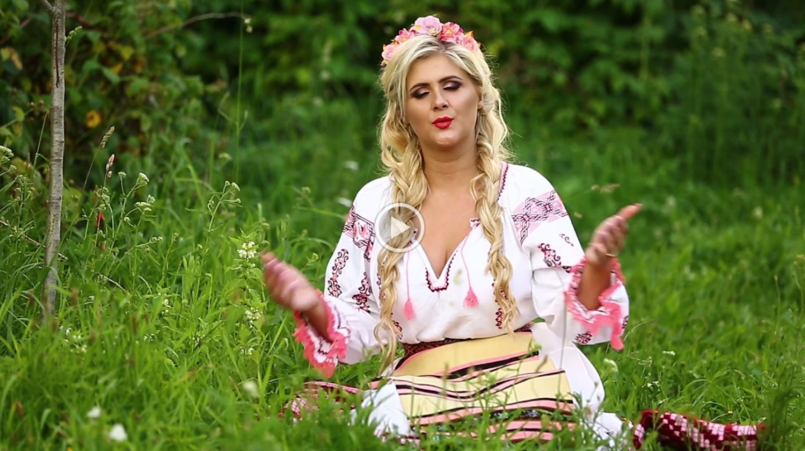 Sabina Leonte Alb este o cunoscută cântăreață de muzică populară din Ardeal