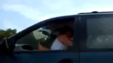 Nu s-au oprit nici când au văzut că sunt filmati! Ce făcea acest sofer cu o tânără, in timp ce conducea?