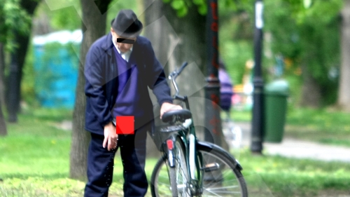 Revoltator! Uite ce face un batranel pe aleile parcului Herastrau in timp ce mamele isi plimba copiii
