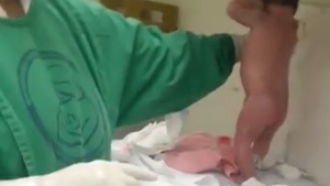 Caz incredibil! La câteva minute după ce s-a născut, un bebeluş a început să meargă