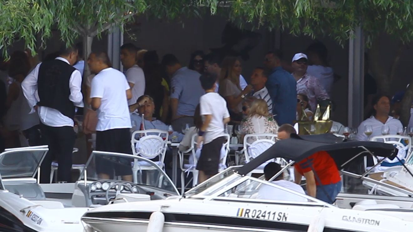 Pontoanele de pe lacul Snagov s-au transformat in Riviera Franceza! Va spunem doar ca aici sampania se bea la... roaba!