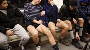 Fenomen incredibil! Zeci de oameni şi-au dat jos pantalonii şi au mers aşa la metrou, pentru "Ziua fără pantaloni la metrou"!