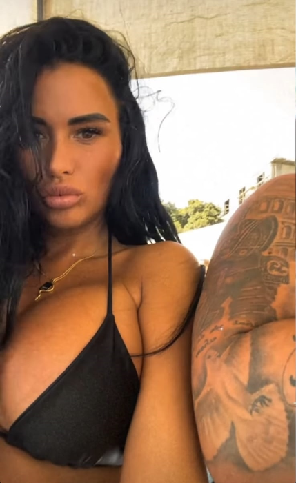 Daniela Crudu, surprinsă ca-n filmele pentru adulți în timp ce purta un costum de baie minuscul. Sora ei a numărat un teanc de valută pe muzica lui Alex Velea | VIDEO