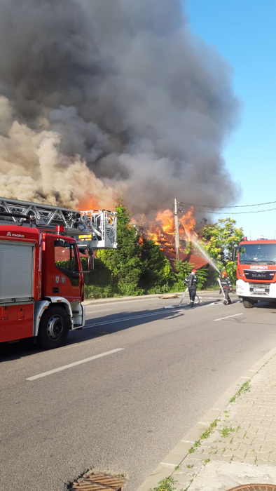 Incendiu de proporții la un restaurant din Pitești! Au intervenit trei autospeciale, o autoscară și ambulanță SMURD