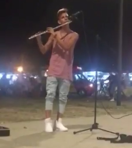 Gabriel Ştefănescu, băieţelul care s-a făcut remarcat în ediţia a doua a emisiunii concurs ”Românii au talent”, nu a renunţat la cântatul în stradă
