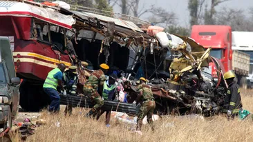 Două autobuze pline cu pasageri s-au ciocnit frontal! Primul bilanț: 47 de morți