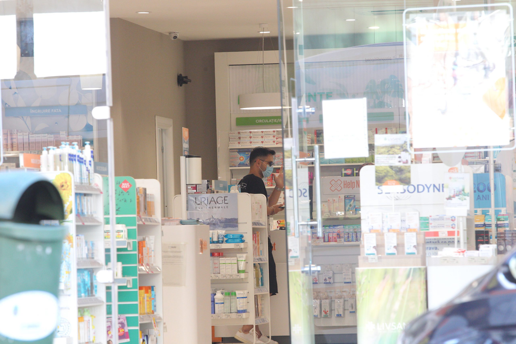 Îi explică farmacistei de ce are nevoie