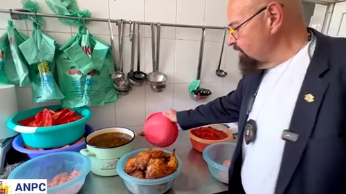 Ce a putut găsi Piedone în bucătăria unui "catering" din București: "Ce pute aici?!"