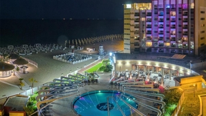 Turist olandez, scandalizat de cazarea din hotelul Vega (5 stele) din Mamaia. Cum arătau camerele, de fapt, și ce a primit să mănânce, după ce a comandat un burger