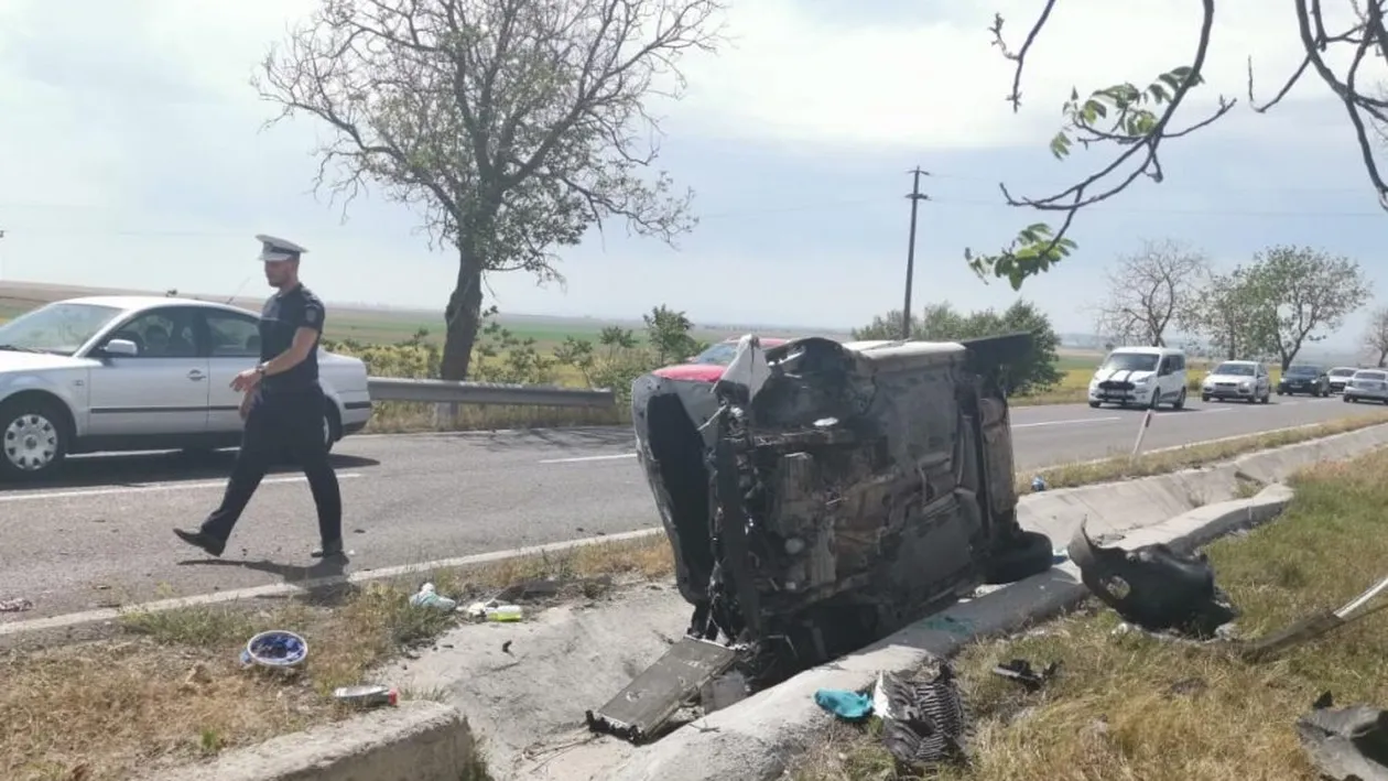 Accident grav în județul Tulcea. Un șofer a pierdut controlul mașinii, a ieșit de pe drum și s-a izbit de… FOTO