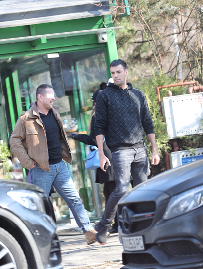 Zed și amicul lui părăsesc restaurantul (Foto: CANCAN.RO)