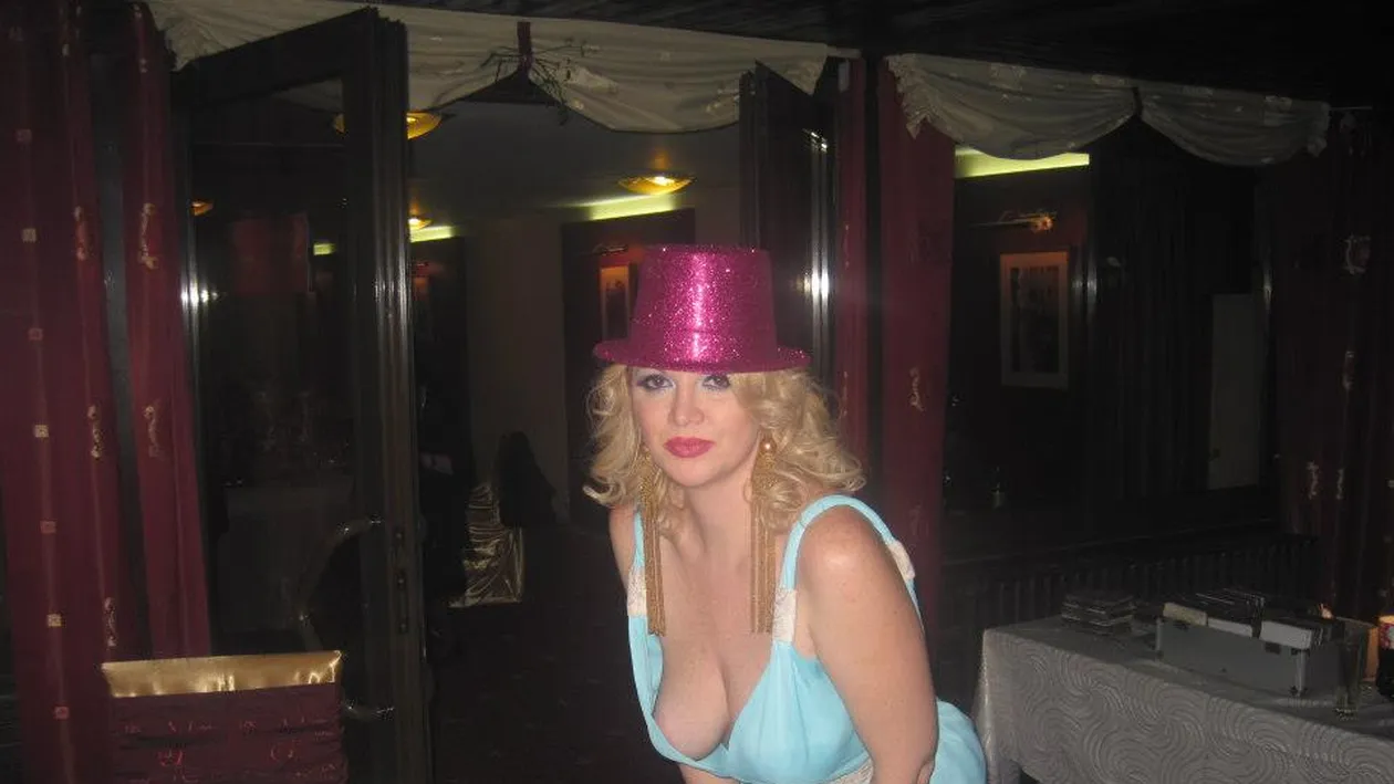 Reactie fabuloasa a Oanei Lis dupa ce a fost pozata cu sanul iesit din rochie! Mi-a luat chiloti si nu am avut bani de sutien!