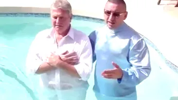 Dumnezeule mare! Nici biserica nu mai e ce a fost - Un barbat in toata firea este botezat in piscina din curte