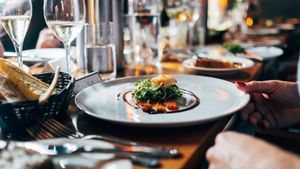 Când se deschid restaurantele în interior. Patronii au ajuns la disperare: „Industria este aproape de ATI!”
