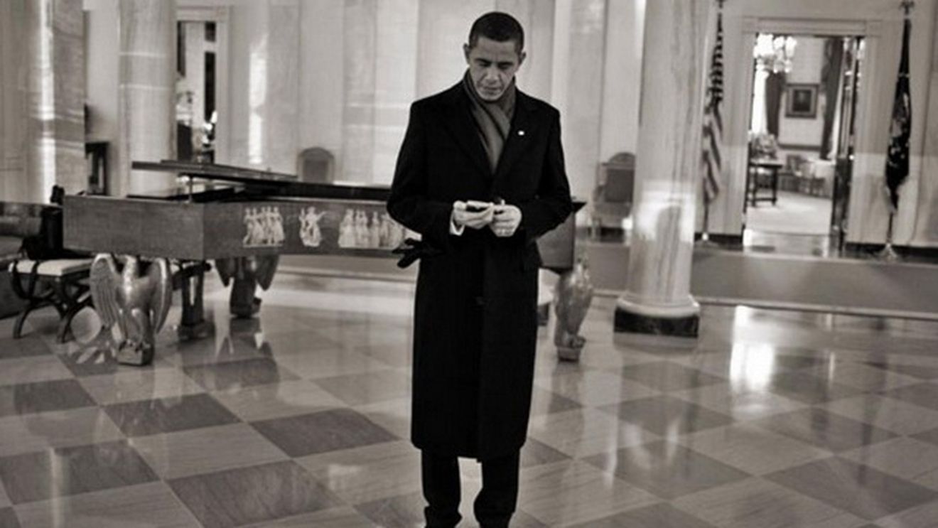 Obama NU VREA sa renunte la telefonul sau! Ce mobile folosesc cei mai puternici oameni ai planetei