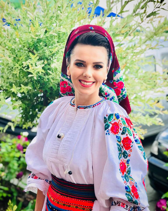 La doar 24 de ani se bucură de succes, este căsătorită cu un fiu de preot și are un băieţel! Află povestea inedită de viaţă a intrepretei de muzică populară Georgiana Lobonţ