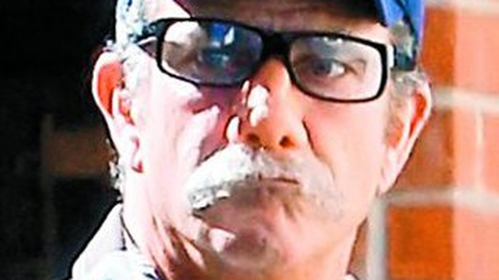 Mel Gibson si-a pus mustata si nas false