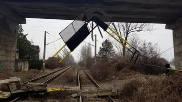 Balustrada unui pod din Ploiești s-a prăbușit pe calea ferată. Trei trenuri sunt blocate