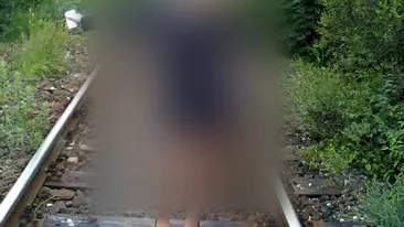 Asta e cea mai penibila POZA din istoria Facebook-ului in Romania! O blonda s-a fotografiat in timp ce facea ASTA pe calea ferata