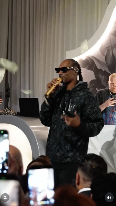 Snoop Dogg a cântat la o nuntă armenească, iar imaginile s-au răspândit în toată lumea. Cine sunt mirii care au ”spart” o avere pentru doar 5 melodii
