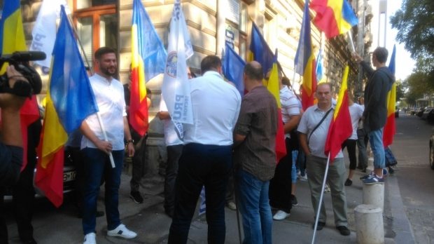 Membrii PRU îl susţin pe VICTOR PONTA! Oamenii au ieşit în stradă