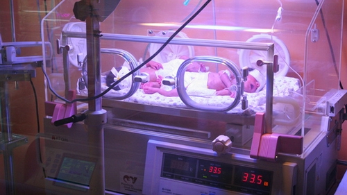 Cum arata acum copilul ars intr-un incubator in Maternitatea Bucur! Au trecut 5 ani iar cosmarul familiei Bucur continua