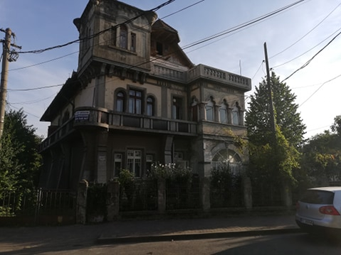 Aici a avut cartierul general Statul Major al Armatei a 2-a în Primul Război Mondial