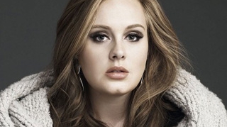 Adele si-a pictat autoportretul pentru regina Elizabeth a II-a! Vezi ce va face aceasta cu el