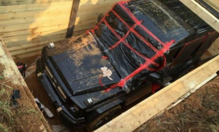 Au descoperit un Mercedes-Benz G-Class îngropat în pământ în Rusia. Ce s-a întâmplat după ce oamenii au verificat bolidul