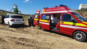 Incident grav în Prahova! Un bărbat a fost prins într-o bandă transportatoare, la balastieră