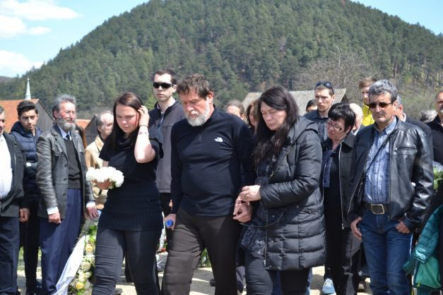 Părinţii Getei au fost însoţiţi de sora mai mare a fetiţei, Coco Popescu. Sursa foto: adevărul.ro